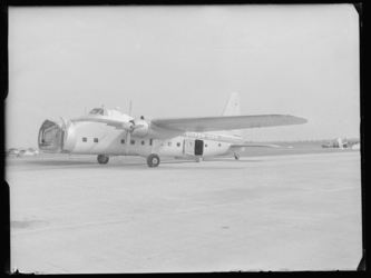 L-2244 Vrachtvliegtuig van Silver City op de landingsbaan van vliegveld Zestienhoven. Uit een serie over de opening van ...