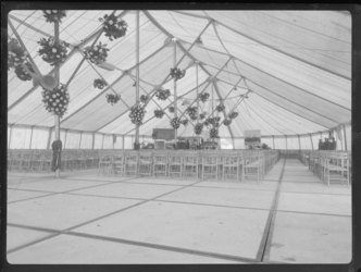 L-2247 Interieur van één van de tenten op het terrein van vliegveld Zestienhoven. In de tent staan lege stoelen. Aan ...