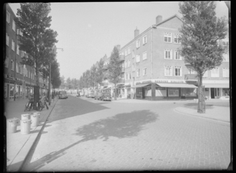 L-2275 Woningen en winkels aan de Peppelweg in Schiebroek. Links een banketbakker, rechts een winkel van Jamin. Links ...
