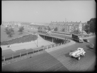 L-2315 Kruispunt Oostzeedijk (voorgrond) en de Willem Ruyslaan met in het midden een viaduct. Rechts op de achtergrond ...
