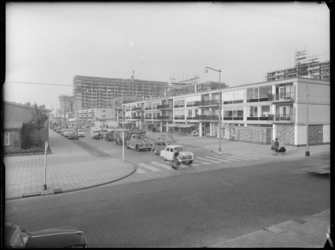L-2378 Winkels met bovenwoningen aan de Karel Doormanstraat. Op de voorgrond de Van Oldenbarneveltstraat. Op de ...