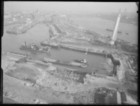 L-2413 Werkzaamheden in verband met de bouw van de Leuvekeersluis in de Leuvehaven. Links in de haven een baggeraar, ...