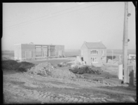 L-2451 Nieuwbouw van gemaal Breeman (links) bij de Koedood en een woning (rechts). Op de voorgrond zandhopen. Auto's en ...