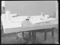 L-2469 Maquette van de Leuvekeersluis, met links de Maastorenflat en rechts Nationaal Monument voor de Koopvaardij 'De ...