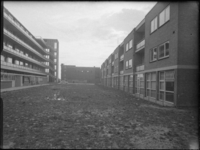 L-2574 Achterzijdes van flatgebouwen, rechts aan de Goereestraat, links aan het Zuidplein. Tussen de flats een ...