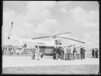 L-258 Belangstellenden staan bij een helikopter van het type Sikorsky S-58 van de Belgische luchtvaartmaatschappij ...
