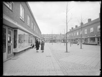 L-2587 De Zijpe in Pendrecht met woningen en winkels. Onder andere een brillenzaak (links) en herenkapper H. Lubbers ...