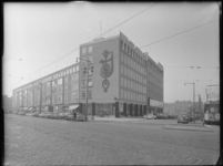 L-2603 Winkels en woningen aan de Schiedamsedijk, rechts de Westblaak met panden van de Nederlandse Overzee Bank en ...