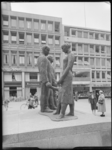 L-2739 Oorlogsmonument 'Monument voor alle gevallenen' van beeldhouwer Mari Andriessen op het Stadhuisplein. Op de ...