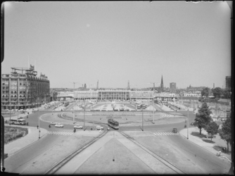 L-2800 Overzicht over het Stationsplein. Op de voorgrond het Kruisplein, op de achtergrond Centraal Station met links ...