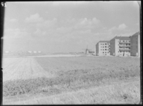 L-295 Landbouwgrond in Hoogvliet met rechts nieuwbouwwoningen aan de Haïfaweg. Op de achtergrond rechts de ...