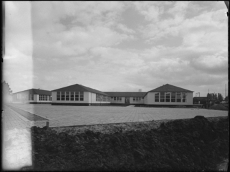 L-2950 Schoolplein en gebouwen van de Dalton HBS (Hogere Burgerschool) aan de Stadhoudersweg.