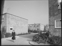 L-2977 Een vrouw loopt langs woningen aan de Koornwaard in Kleinpolder.