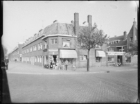 L-2983 Winkel 'Dordsche Bazar' op de hoek van de Violierstraat (voorgrond) en de Putsebocht (links). Rechts motorhuis ...