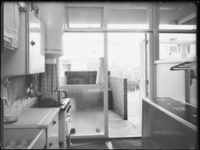 L-3007 Keuken van een woning aan de Buddenkamp in Zuidwijk met aanrecht met spoelbak, een boiler, gasfornuis met oven. ...