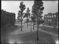 L-3016 Overzicht over de Allard Piersonstraat (links) en de Beukelsweg (rechts). Op het plein staan hoge bomen. Op de ...