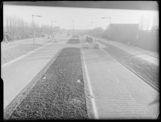 L-3053 Personenauto's en een vrachtwagen rijden over de Stadhoudersweg. Rechts diergaarde Blijdorp, links op de ...