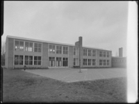 L-3091 Schoolgebouw met schoolplein aan de Larikslaan.
