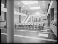 L-3118 In de aula van de Christelijke Huishoudschool aan de Roerdomplaan staan lege stoelen opgesteld. Links en rechts ...