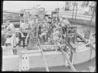 L-312 Mannen aan het werk op een zojuist afgezonken pijlervoet voor de bouw van de Botlekbrug. Op het schip achter de ...