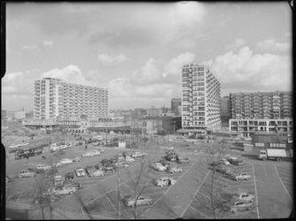 L-3140 Auto's op een parkeerplaats aan de Karel Doormanstraat. Op de achtergrond de Lijnbaanflats met rechts de Olveh-flat.