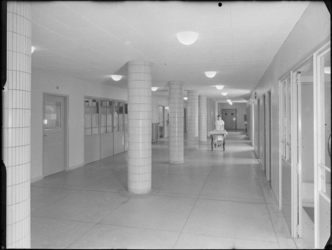 L-3245 Verpleegkundige loopt met bed door de kelder van de opnameafdeling in het Bergwegziekenhuis.