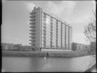L-3255 Flatgebouw in de Robert Baeldestraat. Op de voorgrond een singel. Een jongen speelt met een zeilbootje.