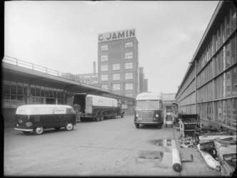 L-3298 Binnenterrein van de fabriek van C. Jamin aan de Hugo de Grootstraat. Op het terrein staan vrachtwagens en een ...