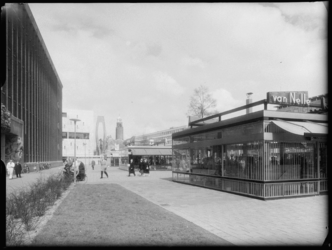 L-3299 Promenade op de Coolsingel met paviljoens van de Robavereniging. Links de Rotterdamse Bank, op de achtergrond ...