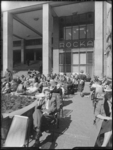 L-3310 Mensen zitten in de zon op het terras van restaurant en tearoom Carillon aan het Beursplein. Links op de ...