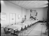 L-3351 Docentenkamer in het Libanon lyceum aan de Ramlehweg. In de kamer staat een lange tafel met stoelen. Aan de ...