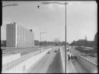 L-3370 Heemraadssingel gezien vanaf de Diergaardetunnel met links de flat voor ongehuwde vrouwen. Over de singel rijden ...