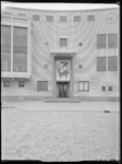L-3382 Reliëf van de beeldhouwer J.J. Pieters boven de hoofdingang van politiebureau Marconiplein. Uit een serie over ...