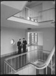 L-3385 Agenten overleggen in het trappenhuis. Uit een serie over politiebureau Marconiplein aan de Hudsonstraat.
