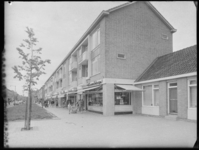 L-3477 Woningen en winkels in de Burgemeester Baumannlaan. In het midden op de hoek bakkerij v.d. Meer en Schoep.