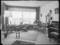 L-3501 Antiek interieur van een woonkamer in de Manhove flat aan de Karel Doormanstraat met fauteuils, perzische ...