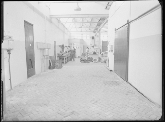 L-358 Mannen bezig met metaalbewerking in een werkplaats van de Rotterdamsche Droogdok Maatschappij (RDM) in de Dokhaven.