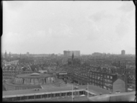 L-3586 Panorama over de wijk het Oude Westen met links het Bouwcentrum aan de Diergaardesingel. Op de achtergrond in ...