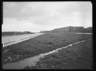 L-36 Grasveld met links het Noorderkanaal in oostelijke richting. Rechts appartementen aan de Gordelweg, achterin de ...