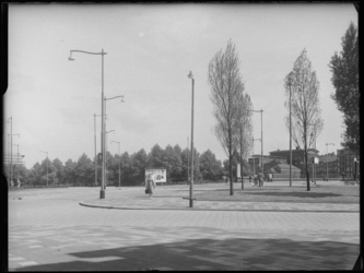 L-3611 G.J. de Jonghweg met op de achtergrond rechts het belastinggebouw aan de Puntegaalstraat, links een deel van het ...