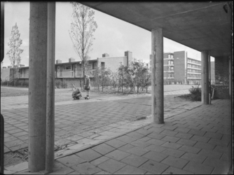 L-3857 Kinderen spelen op rolschaatsen in de Melissantstraat. Op de achtergrond laagbouw en flatgebouwen. Op de ...