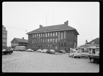 L-3936 Het gebouw van de Rivierpolitie aan de Sint-Jobsweg. Rechts is de winkel van Verbraak & Dekker, horlogerie te zien.