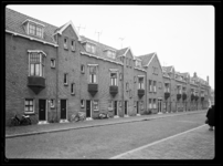 L-3937 Woningen aan de Dahliastraat nr. 1-13 in de wijk Bloemhof.