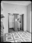 L-408 Geënsceneerde foto van een liftruimte in het Stadstimmerhuis aan het Haagseveer. De twee liftdeuren zijn geopend. ...