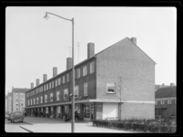 L-4128 Winkels en woningen aan het Keyenburg in Zuidwijk. Rechts het Klinkenburg.