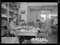 L-4134 Zessen mannen werken aan de fabricage van sandalen. Gemeentelijke Sociale Werkvoorziening GSW aan de Erasmussingel.