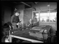 L-4136 Drie mannen van de Gemeentelijke Sociale Werkvoorziening GSW aan de Erasmussingel werken aan de fabricage van pijpen.