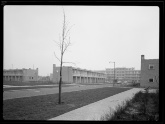 L-4152 Woningen aan de Mezenstraat en het Mezenhof. Op de achtergrond de bouw van het bejaardencentrum De Nachtegaal.