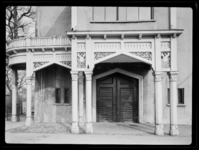 L-4168 Toegangsdeur en het houtwerk van het Koetshuis van de voormalige buitenplaats De Heuvel aan de Baden Powellaan ...