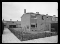L-4251 De achterzijde van woningen aan de Meyenhage in Zuidwijk.